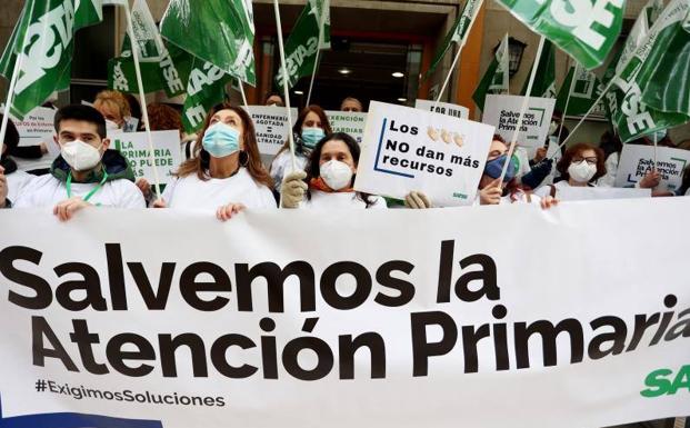 Enfermeros y fisioterapeutas se concentran en Oviedo para exigir mejoras en Atención Primaria