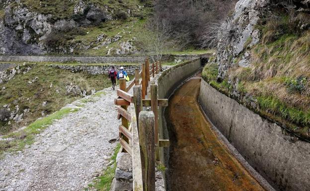 La ruta del Cares reabre tras retirar parte del argayo