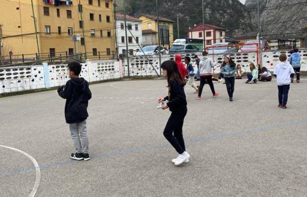 La mascarilla en el recreo confunde a los colegios