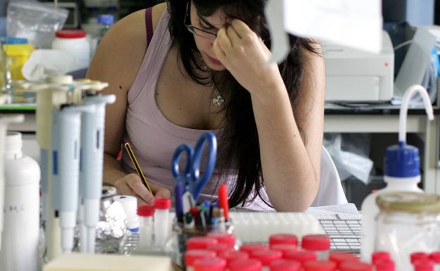 Las mujeres estudian más ciencias y los hombres, tecnología