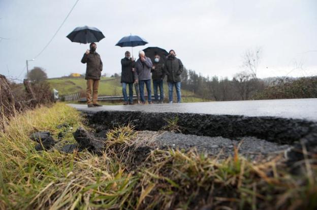 Los vecinos de Lieres urgen la reparación de la carretera de La Viona, en el límite con Sariego