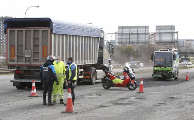 Un camión pierde parte de su carga de carbón en Príncipe de Asturias
