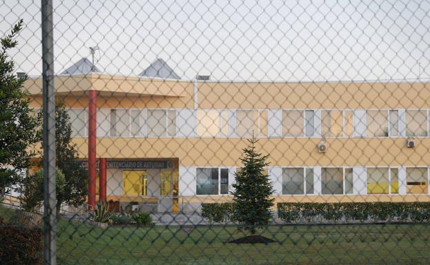 Un interno de la cárcel de Asturias propina una paliza a un funcionario