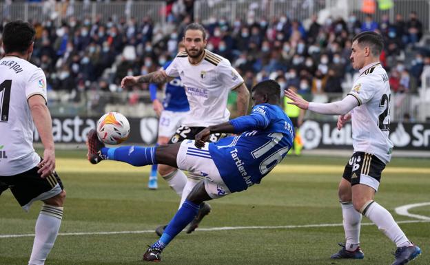 Borja Bastón desatasca al Real Oviedo