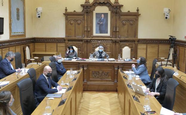 La alcaldesa asegura que Gijón no tiene instalaciones deportivas disponibles para el grado de Deportes