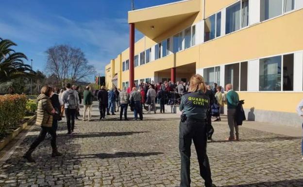 Concentración de funcionarios de la cárcel asturiana por las últimas agresiones