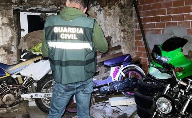 Recuperan cinco motos robadas en una cabaña de Aller