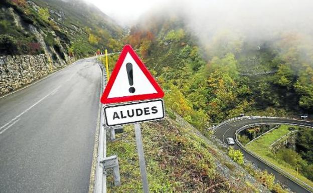 Asturias, en alerta por olas de hasta seis metros y riesgo de aludes en Picos de Europa