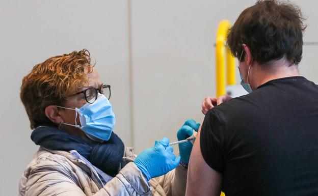 Asturias comienza a citar para administrar la cuarta dosis de la vacuna