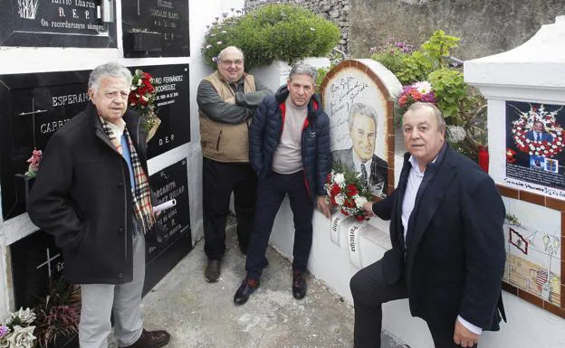 Homenajean a Arturo Fernández en el cementerio de Ceares
