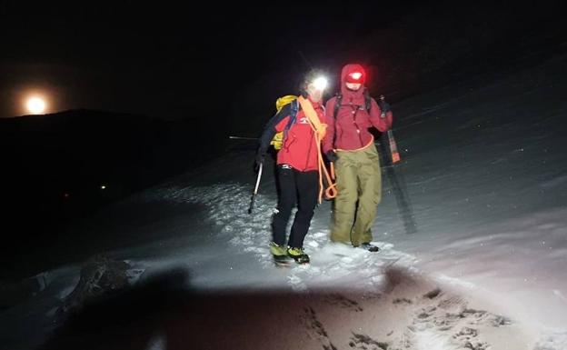 Rescatan a dos montañeros tras cuatro horas perdidos en una ruta en Lena