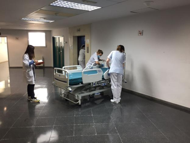 El Hospital Valle del Nalón renueva sus 250 camas con una inversión de 512.000 euros