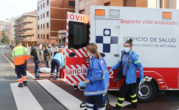 Un patinete arrolla a una mujer en el carril bici de El Coto, en Gijón