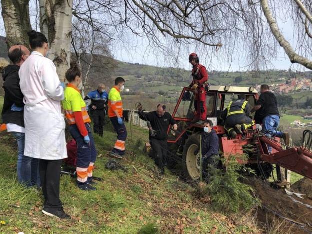 Un vecino de Tineo muere tras quedar atrapado por un brazo hidráulico