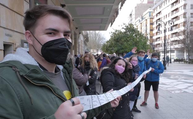 «Tienes que pasar la noche aquí sí o sí»: colas para las entradas para el concurso de charangas