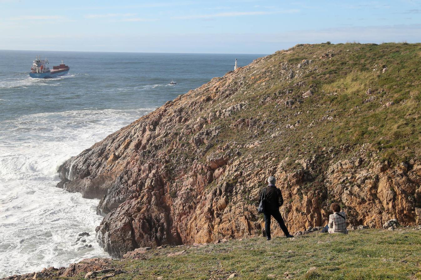 El mar desata su fuerza en San Juan de Nieva en Avilés