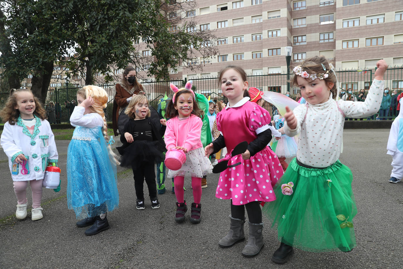 Los escolares gijoneses celebran el Antroxu