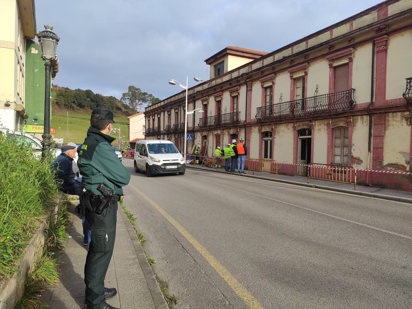 Costas desaloja el edificio de Perán para su derribo