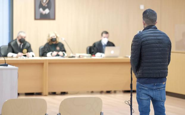 El joven acusado de acuchillar a un menor en Gijón acepta cinco años de prisión
