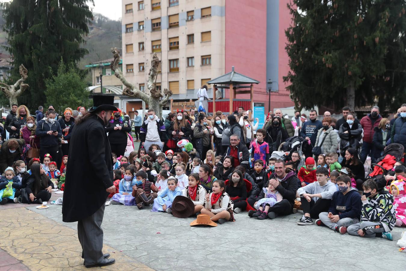 El Carnaval deja en Langreo magia y chocolate para los niños