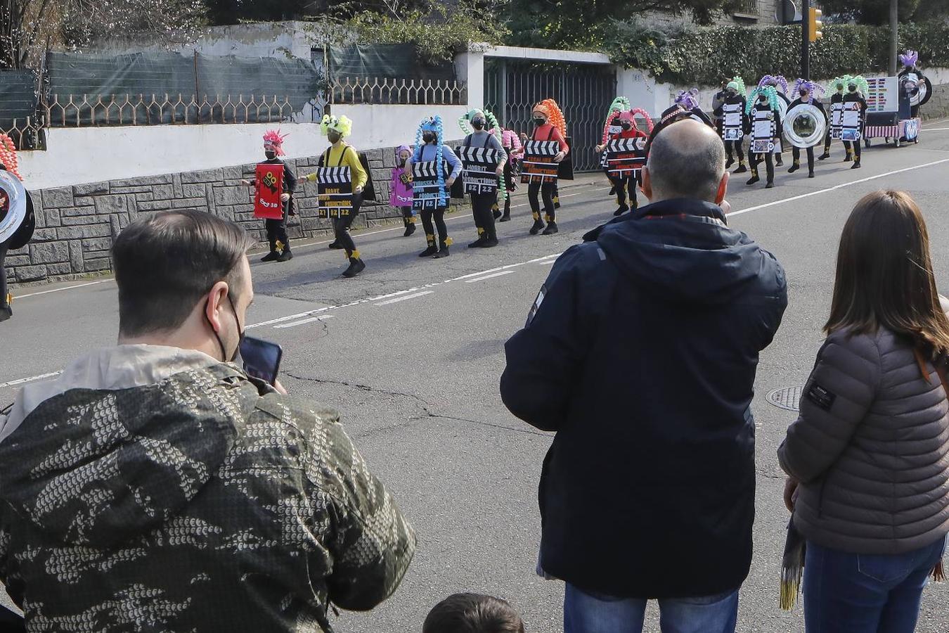 La charanga Kopa de Vino da ritmo al barrio de Contrueces en Gijón