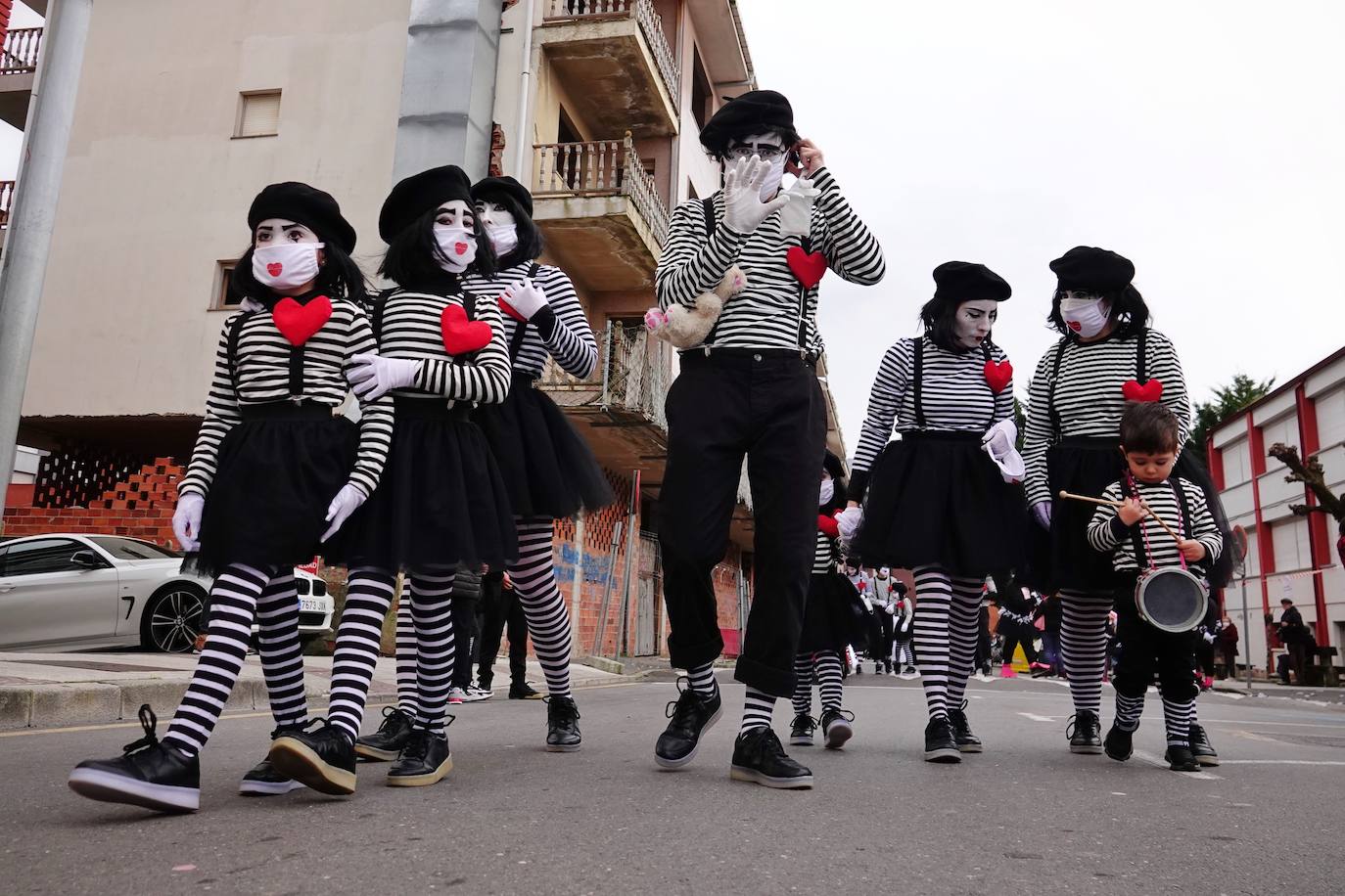 El «mono de Carnaval» devuelve la alegría a Llanes