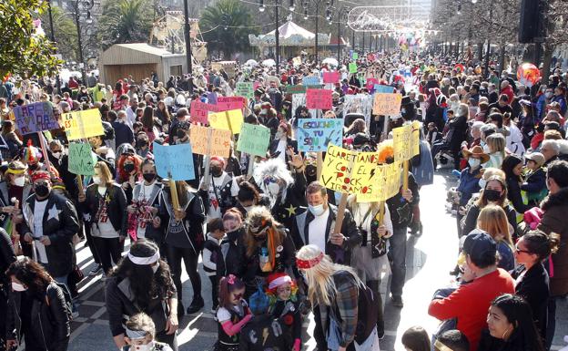 Multitudinario desfile infantil en Gijón: «Con héroes y heroínas nun fae falta gasolina»