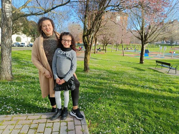 Las tres enfermedades raras que han dejado a una joven de 24 años sin caminar