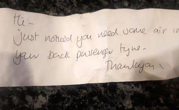 Salva a una mujer de tener un accidente con una nota en su coche