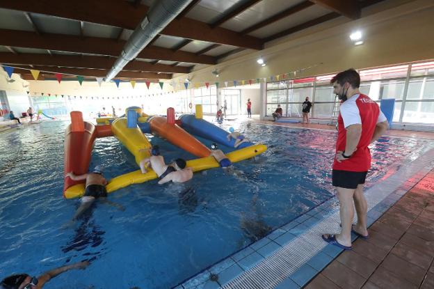 Hinchables en la piscina para los niños