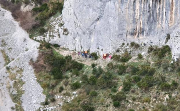 Evacúan al hospital a una montañera tras caerse cuando practicaba escalada en Teverga