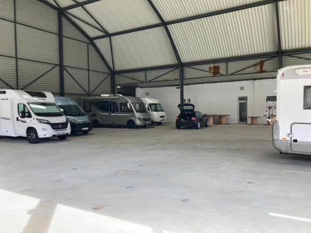 Un hostelero de Folgueras abre la primera guardería de autocaravanas de Soto