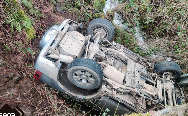 Herido un conductor al salirse de la carretera en Ibias