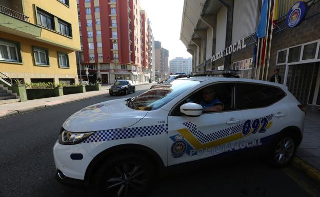 Circula en dirección prohibida para huir de la policía en Avilés y agrede a los agentes que le detienen