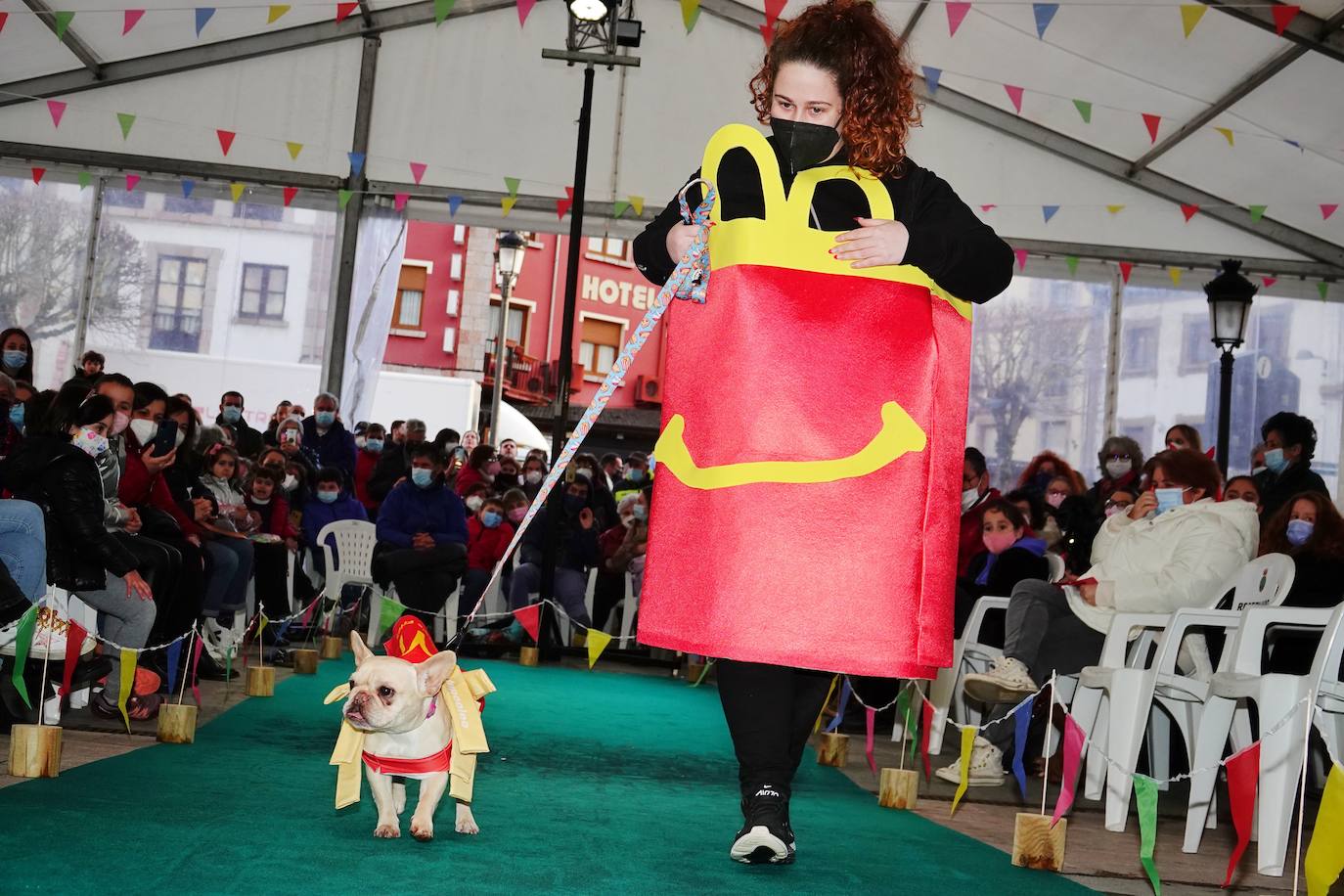 Las mascotas de Cangas de Onís también se disfrazan