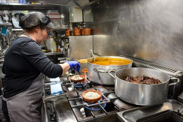 La angula al ajillo vuelve a ser el plato estrella en La Arena