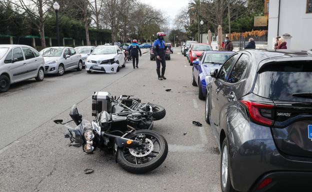 Herido un motorista que salió despedido tras chocar contra un taxi en Gijón