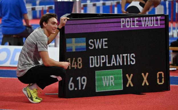 Duplantis bate su récord mundial de salto con pértiga