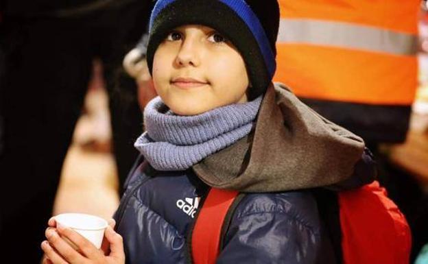 Un ucraniano de 11 años viaja solo a Eslovaquia con un teléfono escrito en la mano