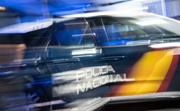 La Policía Nacional desaloja la calle Ildefonso Martínez durante el carnaval en Oviedo