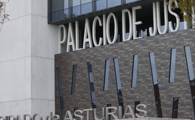 Un hombre se enfrenta a seis años de cárcel por abusar de su hija desde que tenía tres años en Gijón