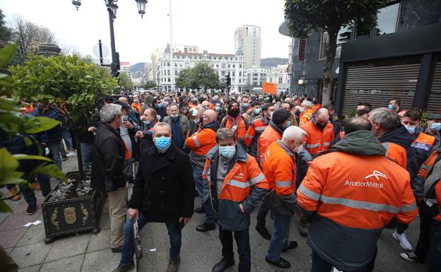 Los trabajadores de Arcelor reclaman ante la Junta la implicación política y social para una descarbonización «justa»