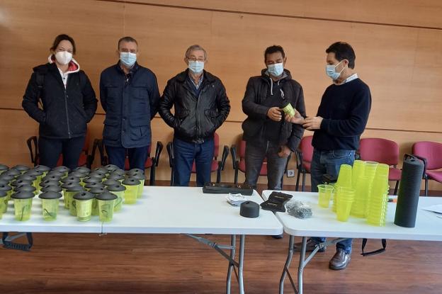 Medio centenar de vecinos de Carreño se suman a la lucha contra la avispa asiática