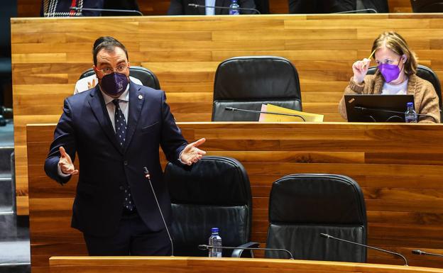 Barbón reivindica su conocimiento del medio rural frente a las burlas de Vox