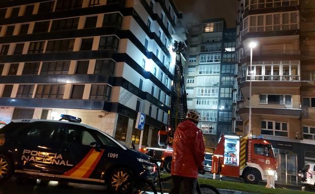 Un incendio durante la noche calcina la cocina de un piso en el barrio gijonés de La Arena