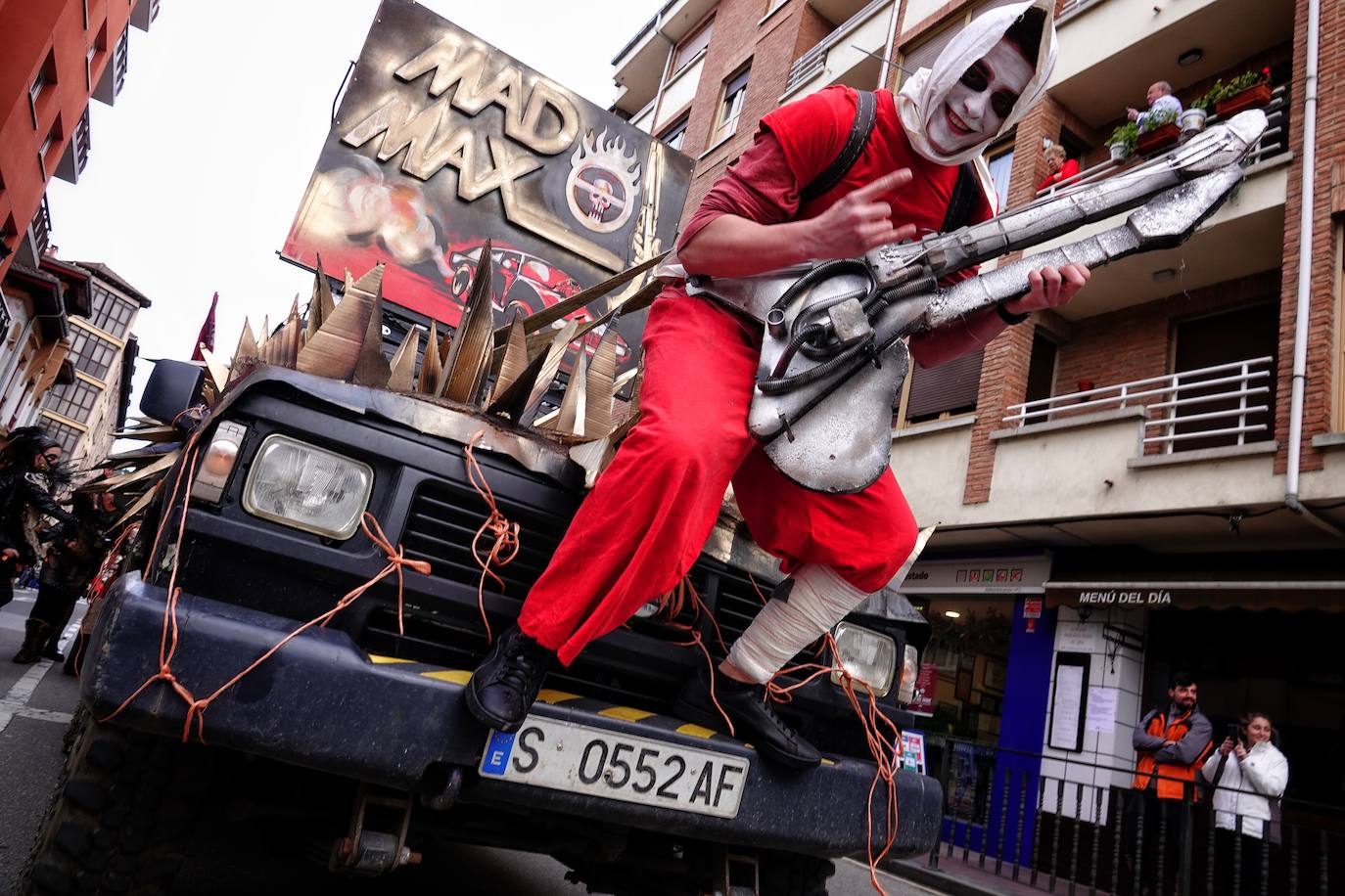 De «gira» con el disfraz para animar las calles Cangas de Onís