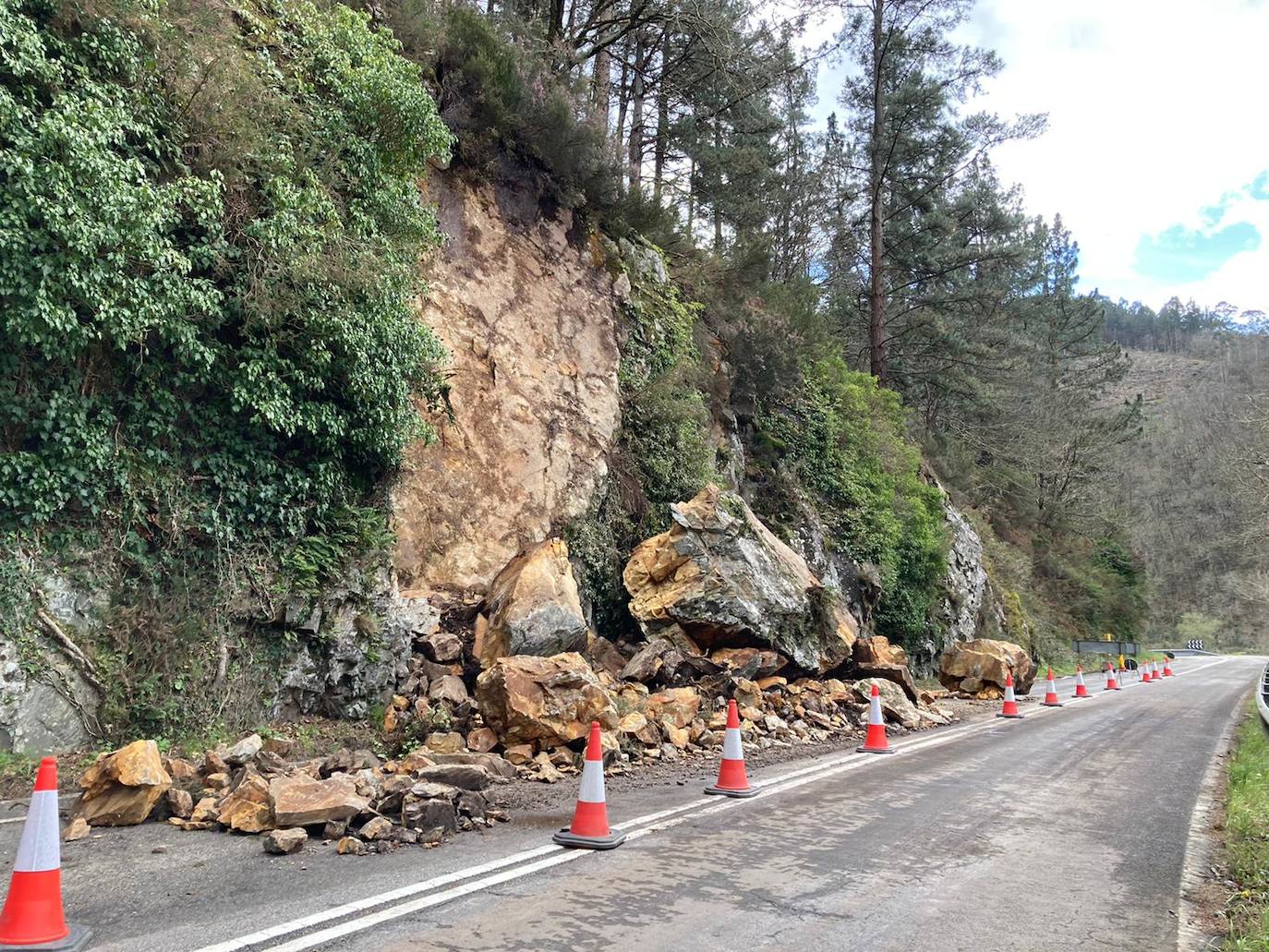 Un argayo obliga a cortar un carril de la N-634 en Valdés