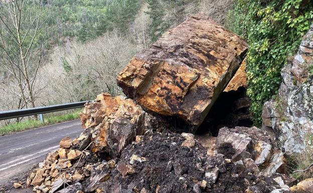 Un nuevo argayo cierra un carril de la N-634 en Valdés