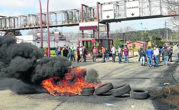 Las protestas de CC OO y CSI vuelven a parar parte de Arcelor tras el aviso de la dirección