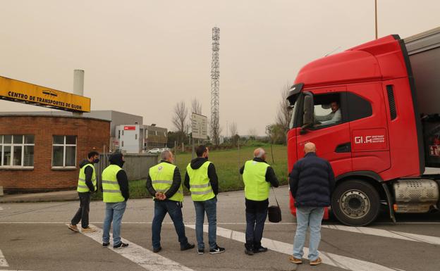 Paro total del transporte por carretera en Asturias en la segunda jornada de protestas